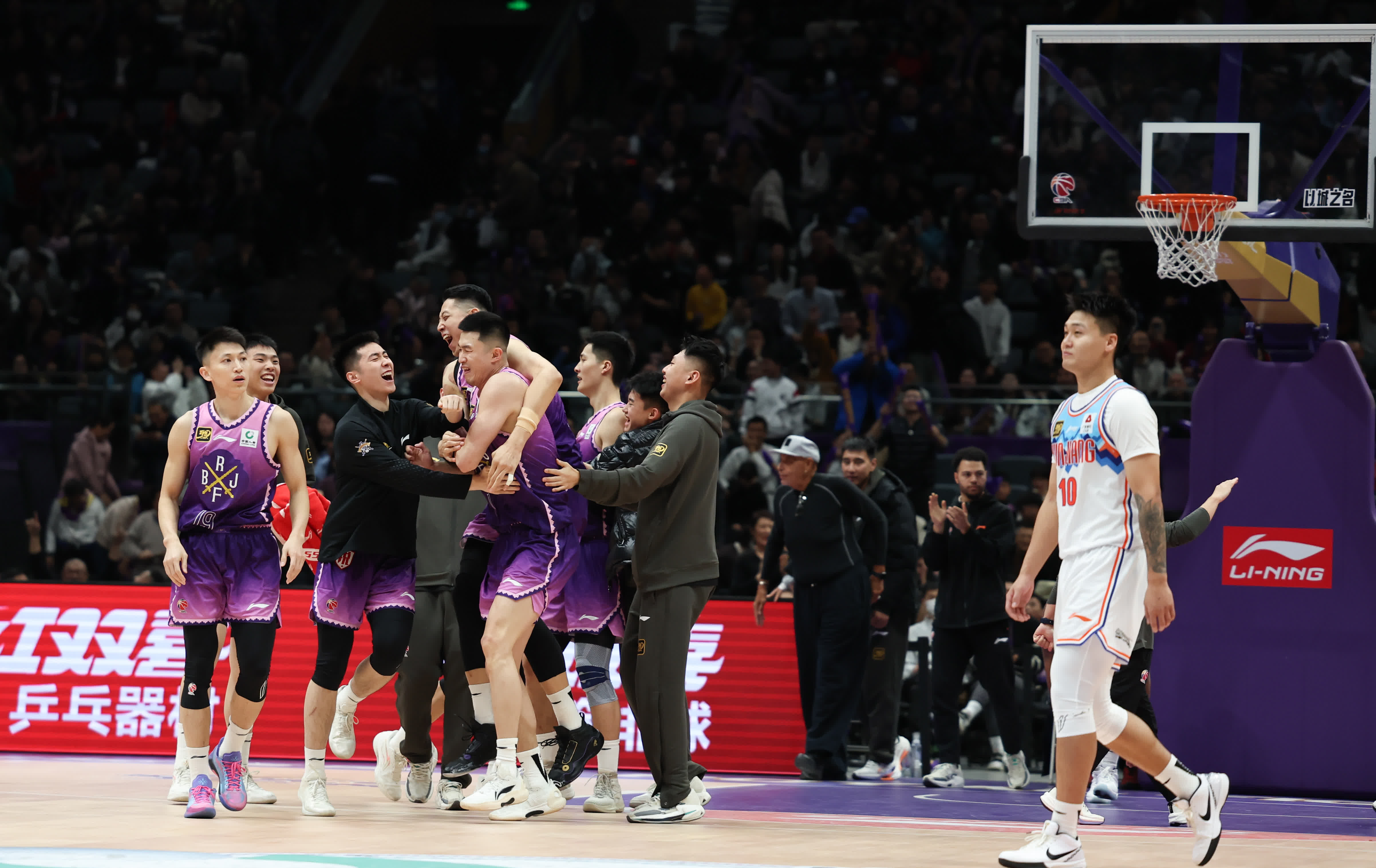 西亚卡姆在中国队比赛中反败为胜，表现优异引发热议！